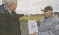 Ulrich Glanz (links) und Bernward Wissenberg vor dem geplanten Dorfplatz