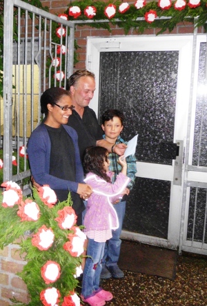 Valerie und Sascha Juchet mit ihren Kindern