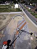 Ein Blick vom Hubsteiger eines Feuerwehrwagens auf den teilweise gepflasterten Ossenberger Dorfplatz. RP-Foto: Armin Fischer