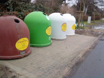 Glascontainer am Friedhof