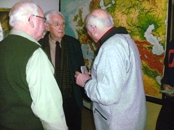 Dr. Fritz Hofmann (Mitte) mit Bernward Wissenberg, 1. Vorsitzender der Herrlichkeit, (links) und NRZ-Reporter Peter Bussmann