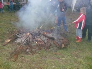 Stockbrotbacken macht Spa&szlig;